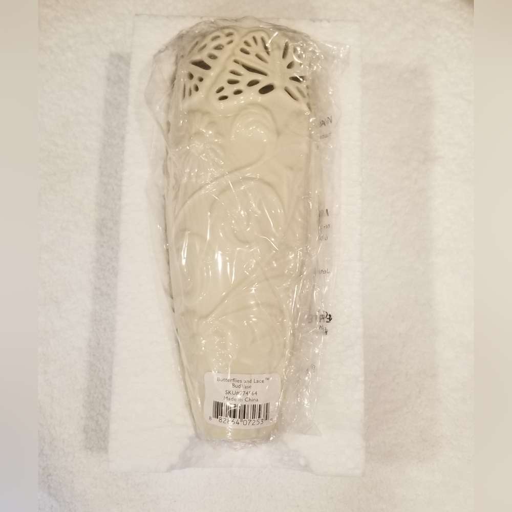 Lenox Ivory Vase Butterfly&Lace Motif. Accented In 24K Gold. Retired Pattern. 8" - Picture 6 of 7